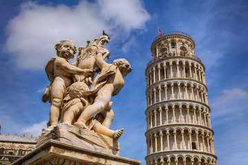 Fototapeta na wymiar Angels and the famous Leaning tower in Pisa, Italia