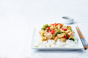 red pepper broccoli cashew chicken stir fry with rice