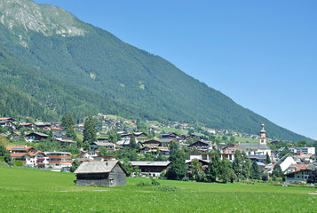 Fototapeta na wymiar der beliebte Urlaubsort Fulpmes im Stubaital in Tirol,Österreich