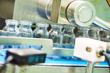 machine conveyor with glass bottles ampoules