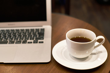 Fototapeta na wymiar テーブルの上のコーヒーとパソコン