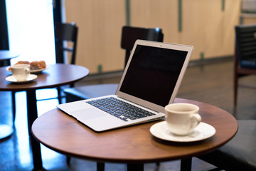 テーブルの上のコーヒーとパソコン