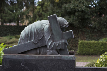 Er trägt sein Kreuz