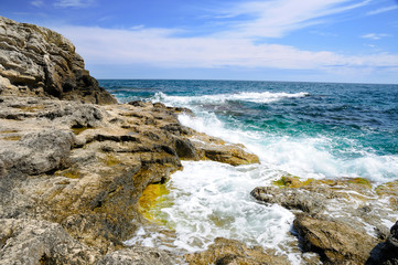 Fototapeta na wymiar Storm in sea, beside the wild rock