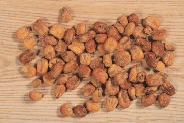 Frittierte Maiskörner mit Salz