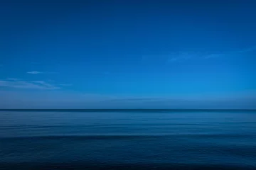 Abwaschbare Fototapete Calm ocean in twilight © peangdao