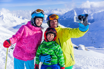 Fototapeta na wymiar Happy family on ski 