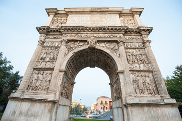 Fototapeta na wymiar Benevento Arco di Traiano