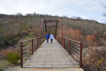 senderistas cruzando un puente colgante