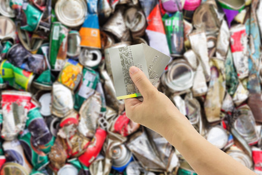 Compressed aluminum can for recycle