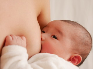 赤ちゃん　乳児　ママ　母　授乳