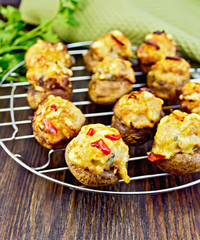 Champignons stuffed meat on lattice with napkin