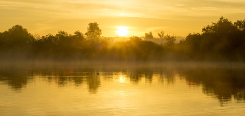Fototapeta na wymiar Bajkowy wschód słońca nad rzeką
