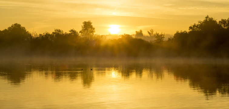 Bajkowy wschód słońca nad rzeką
