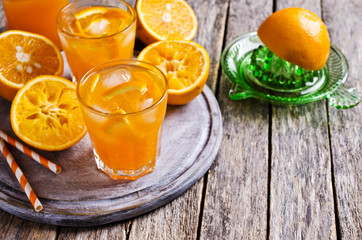 Obraz na płótnie Canvas Orange cocktail with ice