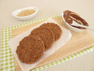 Selbst gemachte Schokoladentaler mit Amaranth