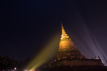 Ancient buddhist temple ruins at night in Sukhothai historical p - obrazy, fototapety, plakaty