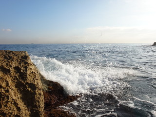 Волна, набегающая на камни