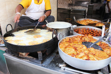 Inde / Cuisine de rue - Puri (pain frit traditionnel)