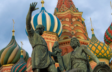 Fototapeta na wymiar Moscow monuments to Minin and Pozharskiy
