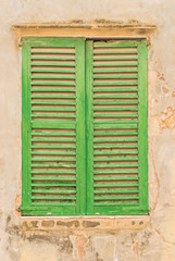 Fototapeta na wymiar Altes Fenster Fensterläden Grün Geschlossen