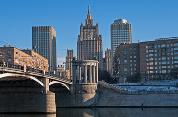 Fototapeta na wymiar Borodinsky Bridge. view of the city/Moscow city, Russia