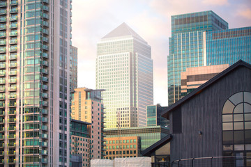 Naklejka premium LONDON, UK - SEPTEMBER 9, 2015: Canary Wharf office buildings at sunset