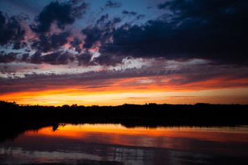 Fototapeta na wymiar Sunset over water