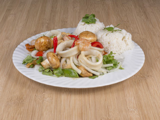 Gebratener Tintenfisch und Garnelen