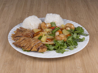 Knusprige Ente mit verschiedenem Gemüse Chop-Suey