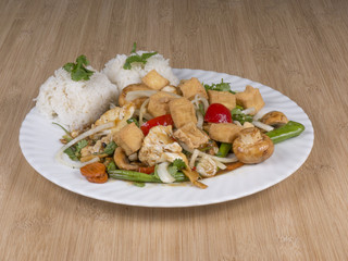 Gebratenes Gemüse mit Cashew-Nüssen und Tofu