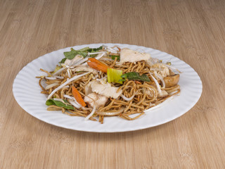 Gebratene Nudeln mit Hühnerfleisch und Gemüse