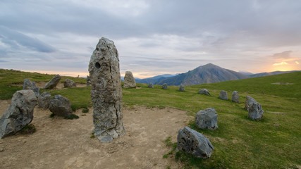 Amanecer junto a un cromlech en los pirineros Navarros, Espa&ntilde;a