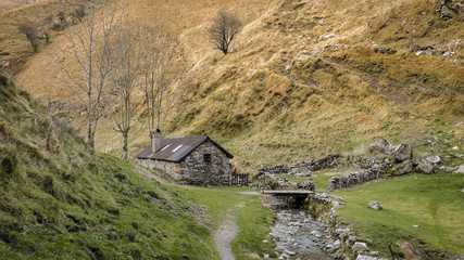 Caba&ntilde;a de cuento junto al curso de un r&iacute;o