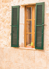 Holzfenster mit Fensterläden grün offen