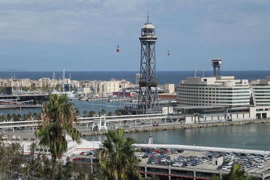 Barcelona, Blick vom Montjuic zum Hafenbezirk mit der Seilbahn
