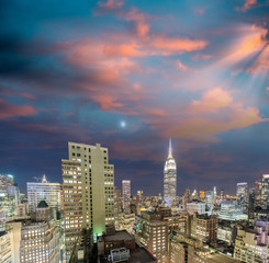 Obraz premium New York. Skyscrapers of Manhattan at dusk from rooftop