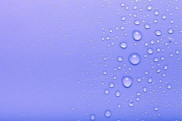 Fototapeta premium Krople wody na kolorowym tle. Selektywna ostrość. Stonowany