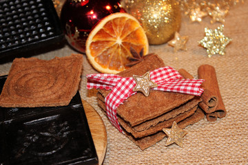 Zimtwaffeleisen mit Zimtwaffeln und weihnachtlicher Dekoration
