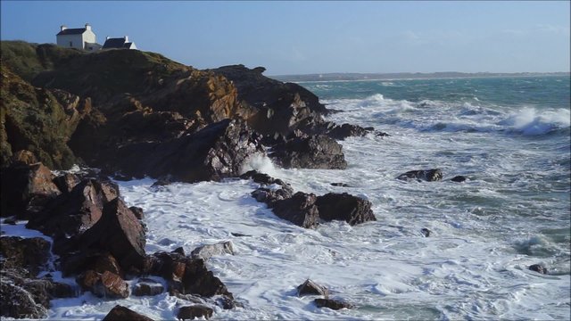 Starke Brandung an der K&uuml;ste bei le Pouldu in der Bretagne Frankreich Europa