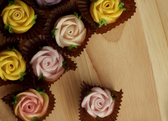 Allauch candy roses on a wooden floor
