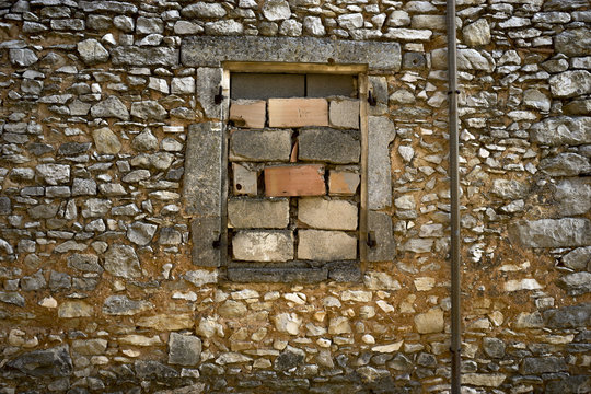 fen&ecirc;tre mur&eacute;e parpaing brique