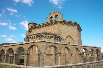Fototapeta na wymiar Kirche Santa Maria de Eunate bei Puente la Reina