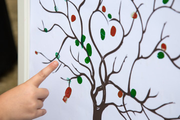 Bambino che colora con l'indice