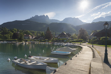 Im Hafen von Talloires am Lac d'Annecy vor dem Bergmassiv der Dents de Lanfon und Lanfonnet