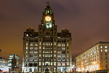 Obraz premium Liverpool's Historic Waterfront Buildings at Night