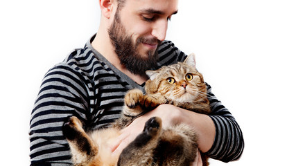 Hombre abraza a su hermoso gato en fondo blanco. Dueños y mascotas. Concepto Animales