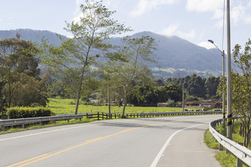 vía calzada paisaje de montaña