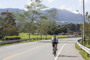 Naklejka premium Ciclista en la vía