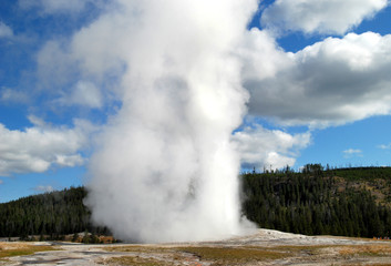 Old Faithful Geysir im Yellowstone National Park, Wyoming, USA